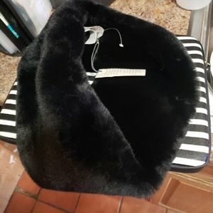 Gorgeous nwt Aspen faux 100% polyester neck wrap